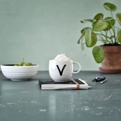 Becher V Letters In Weiß -Villeroy & Boch like by villeroy and boch becher v letters in weiss 2
